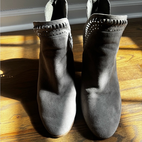 Vince Camuto with perforated design with back zipper size 11/41 - Picture 1 of 9